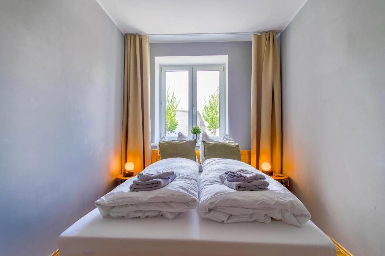 Apartment 4-room Luxury - Close To Station, Free Parking, Kitchen *